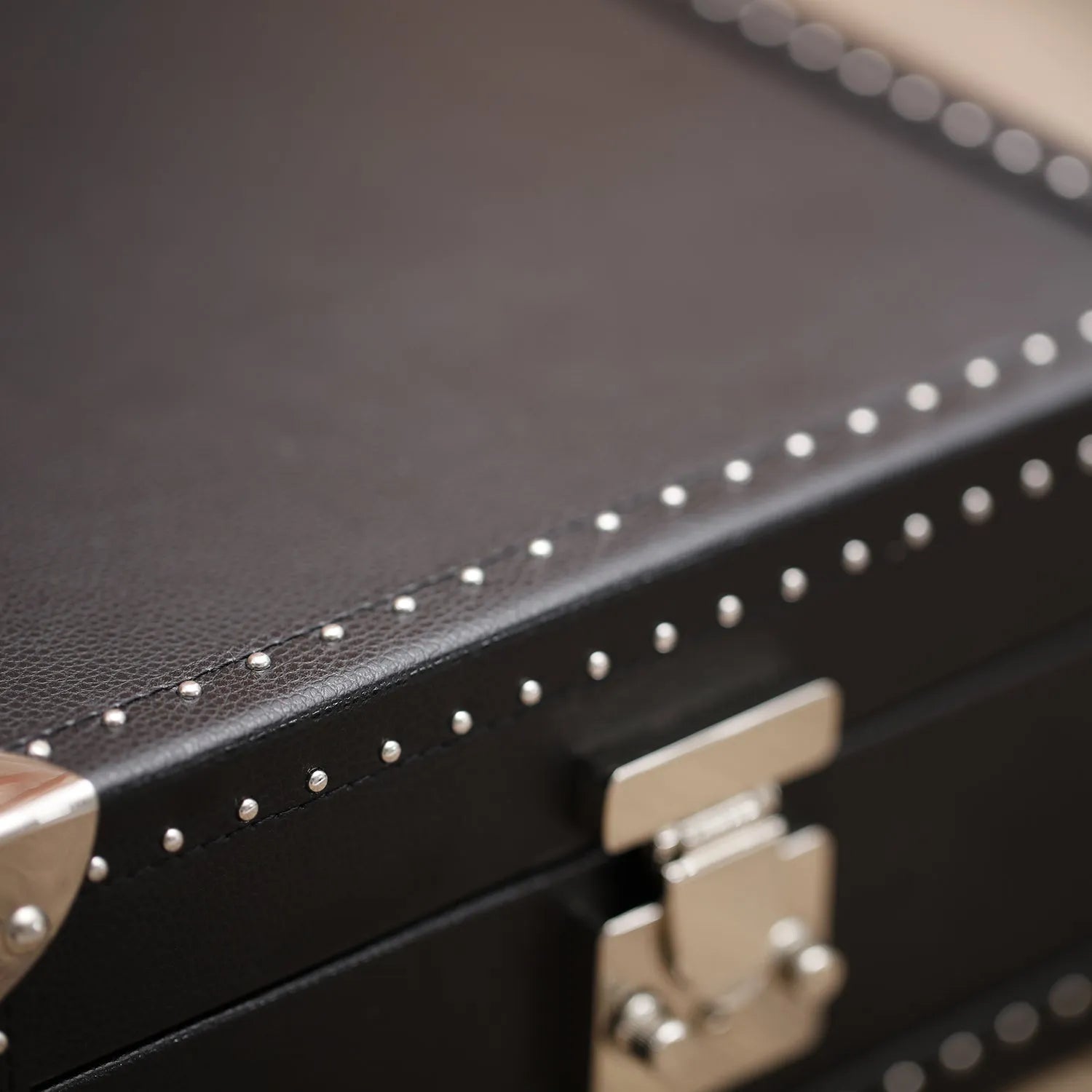 Hexa Carmine – Noir & Rouge Grenat