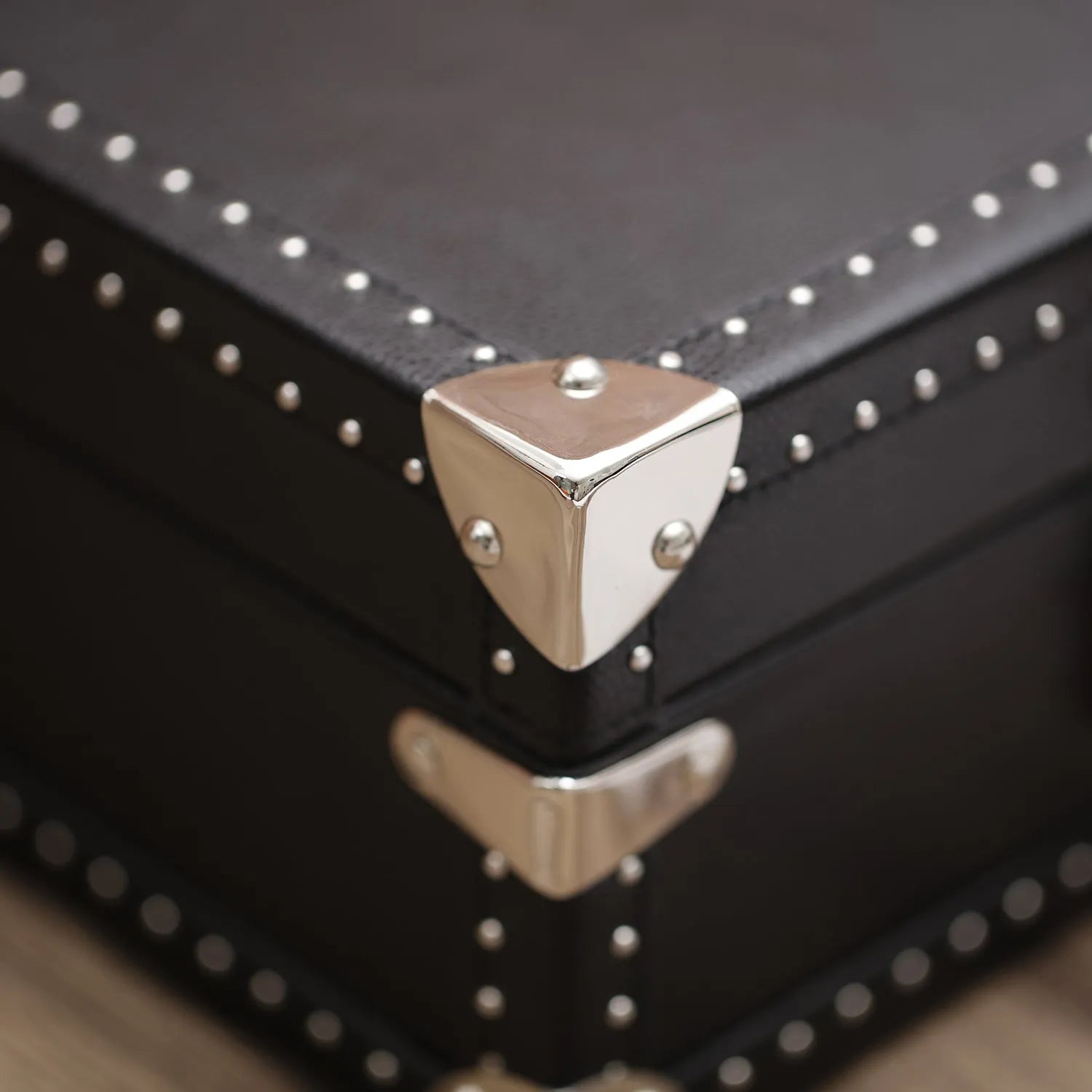 Hexa Carmine – Noir & Rouge Grenat