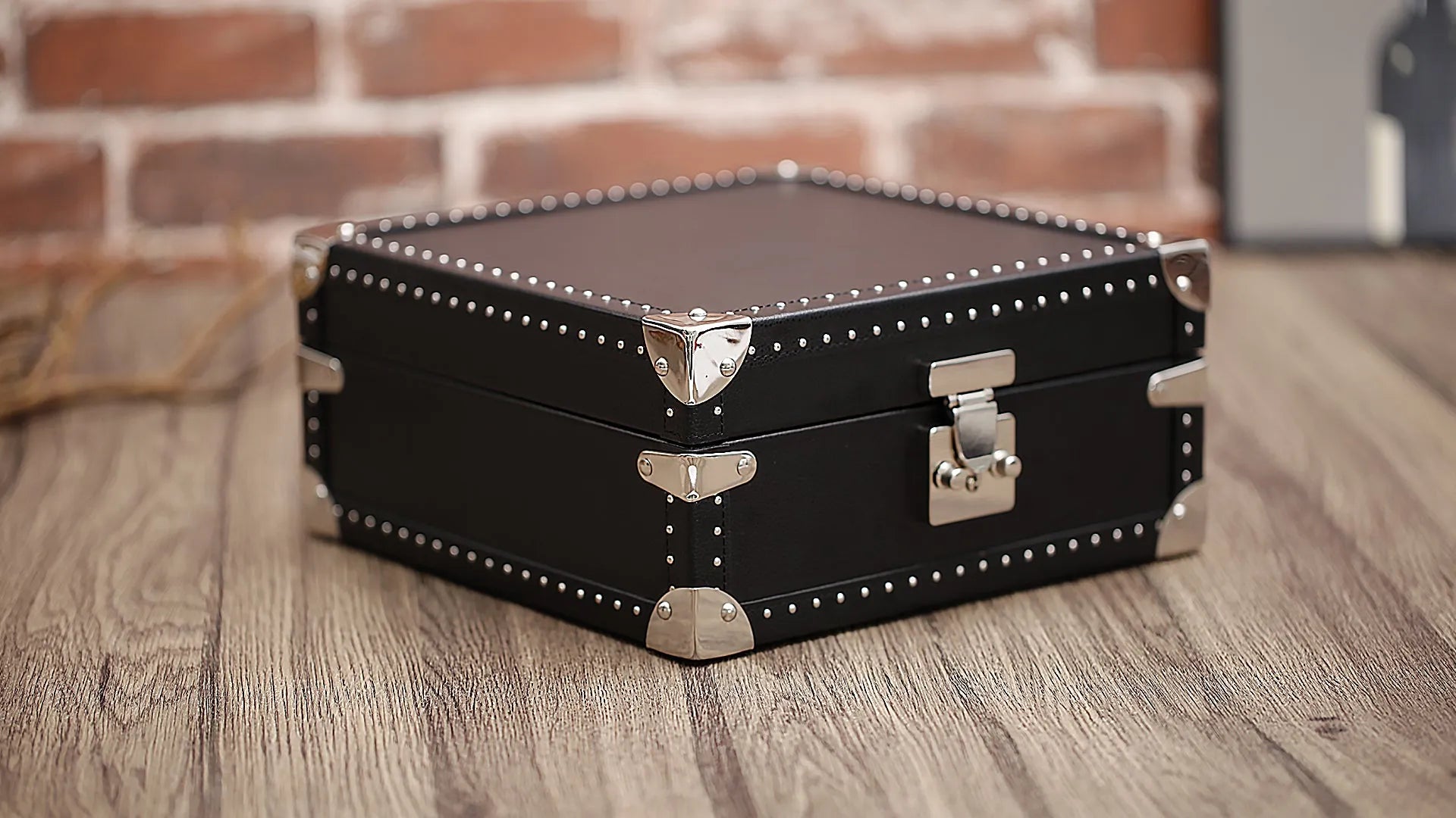 Hexa Carmine – Noir & Rouge Grenat