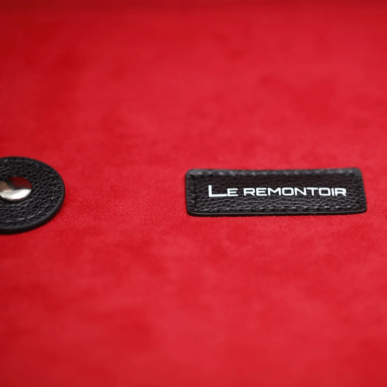 Hexa Carmine – Noir & Rouge Grenat