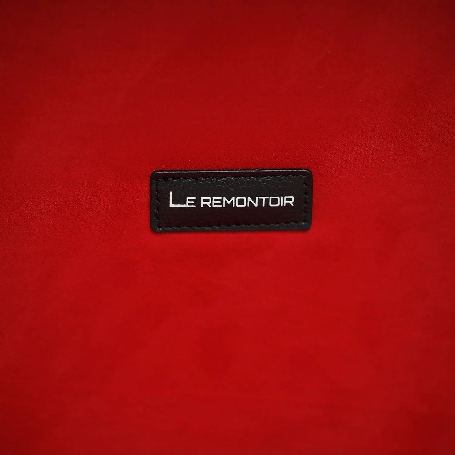 Hexa Carmine – Noir & Rouge Grenat