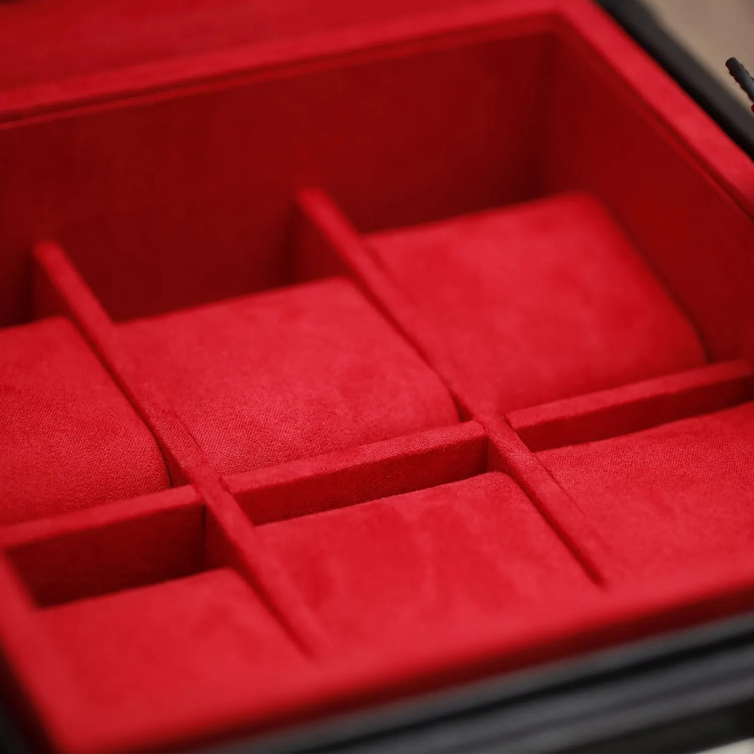 Hexa Carmine – Noir & Rouge Grenat