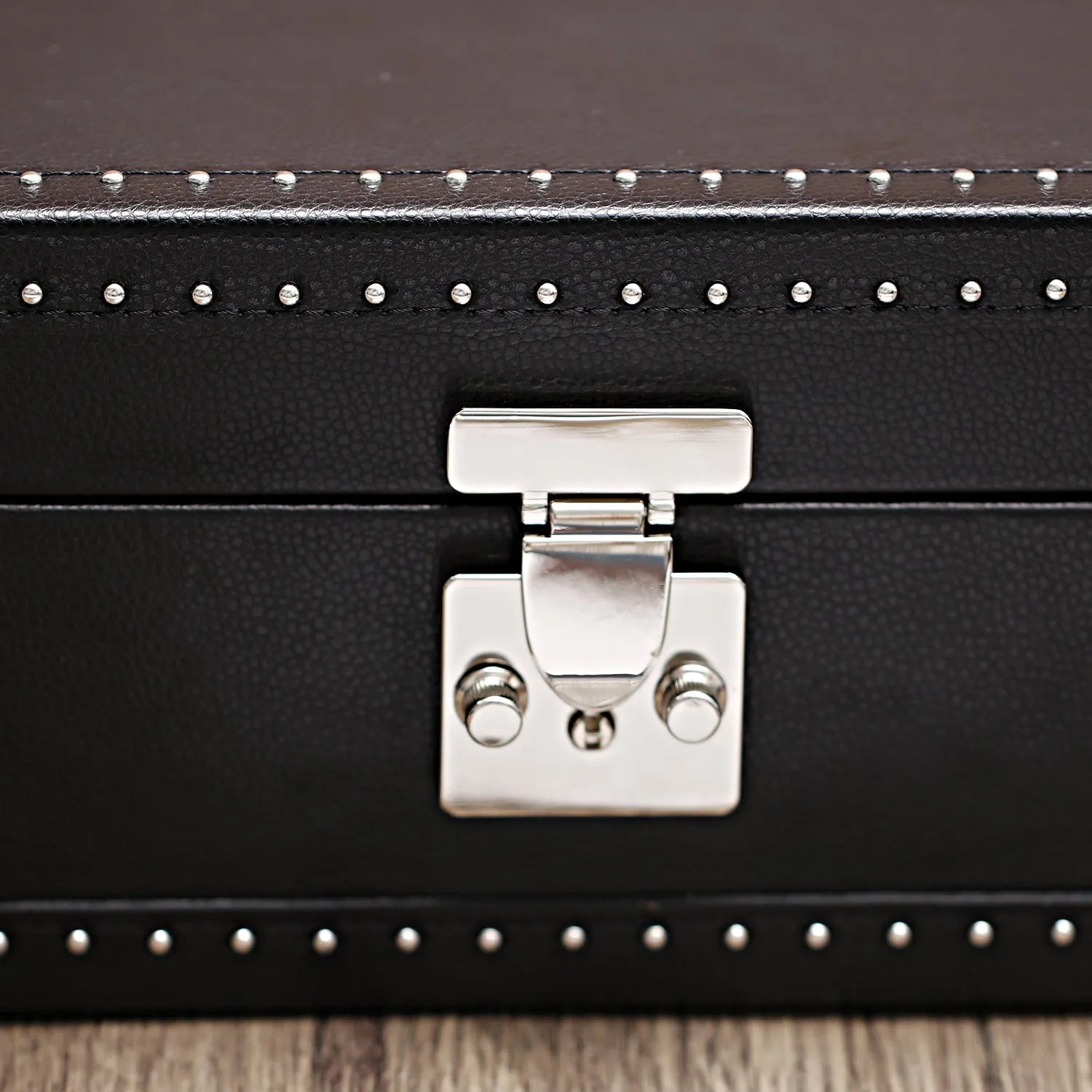 Hexa Carmine – Noir & Rouge Grenat